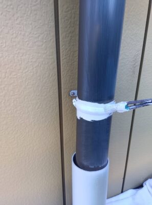 竪樋塗装／サビ止め（施工中）