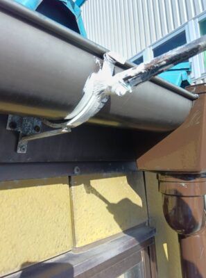 軒樋塗装／サビ止め（施工中）