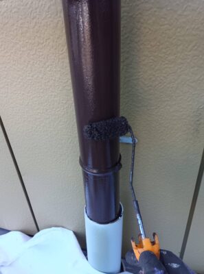 竪樋塗装／上塗り（施工中）