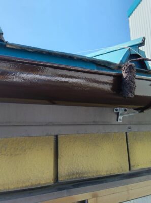 竪樋塗装／上塗り（施工中）