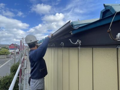 軒樋取付（施工中）