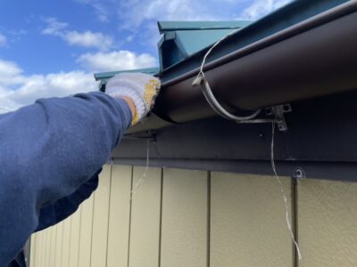 軒樋取付（施工中）