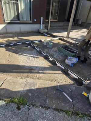 研ぎ出し流し、伸縮目地設置　施工中